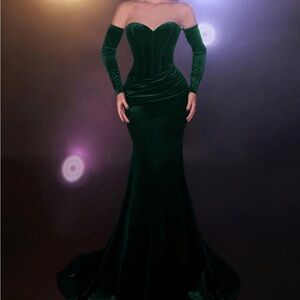 Off-Shoulder Emerald Velvet Mermaid Gown